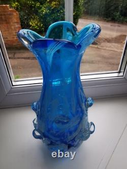 Vase en verre artistique vintage Murano en forme libre à cannes bleues et blanches en filigrane vers 1970