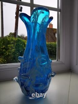 Vase en verre artistique vintage Murano en forme libre à cannes bleues et blanches en filigrane vers 1970