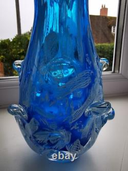 Vase en verre artistique vintage Murano en forme libre à cannes bleues et blanches en filigrane vers 1970