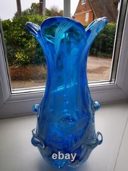 Vase en verre artistique vintage Murano en forme libre à cannes bleues et blanches en filigrane vers 1970