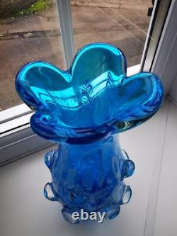 Vase en verre artistique vintage Murano en forme libre à cannes bleues et blanches en filigrane vers 1970