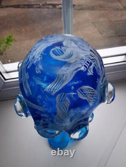 Vase en verre artistique vintage Murano en forme libre à cannes bleues et blanches en filigrane vers 1970