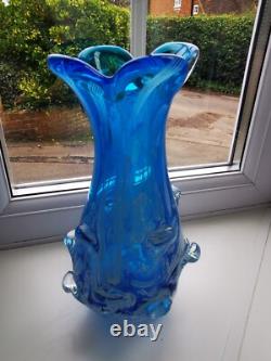 Vase en verre artistique vintage Murano en forme libre à cannes bleues et blanches en filigrane vers 1970
