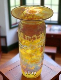 Vase en verre artistique vintage Roger Roland signé, irisé doré, soufflé à la main, 8¾ pouces