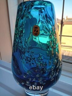 Vase en verre bleu Schott Zwiesel de 7 pouces de hauteur avec des bulles, vintage des années 1970, en bon état.