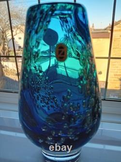 Vase en verre bleu Schott Zwiesel de 7 pouces de hauteur avec des bulles, vintage des années 1970, en bon état.