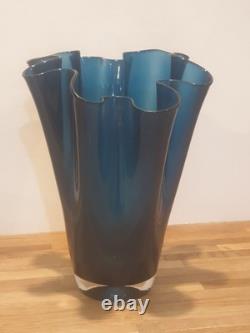 Vase en verre bleu cannelé vintage exquis, en parfait état, 25 cm de hauteur