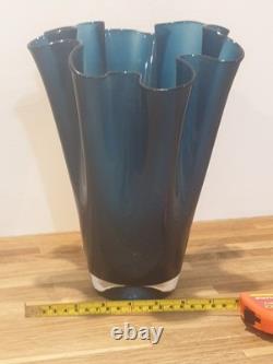 Vase en verre bleu cannelé vintage exquis, en parfait état, 25 cm de hauteur