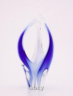 Vase en verre bleu ou sculpture Coquille Paul Kedelv Flygsfors Suède 1960