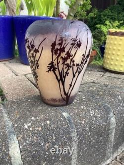 Vase en verre camée améthyste et beige, gravé à l’acide et taillé, à décor d’arbres, hauteur 7 pouces, style Art nouveau