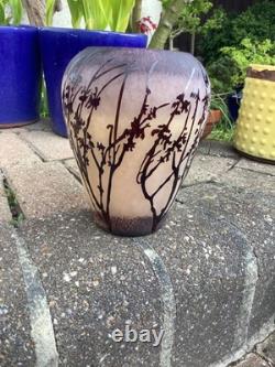 Vase en verre camée améthyste et beige, gravé à l’acide et taillé, à décor d’arbres, hauteur 7 pouces, style Art nouveau