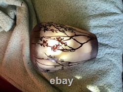 Vase en verre camée améthyste et beige, gravé à l’acide et taillé, à décor d’arbres, hauteur 7 pouces, style Art nouveau