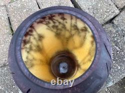 Vase en verre camée améthyste et beige, gravé à l’acide et taillé, à décor d’arbres, hauteur 7 pouces, style Art nouveau