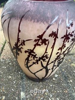 Vase en verre camée améthyste et beige, gravé à l’acide et taillé, à décor d’arbres, hauteur 7 pouces, style Art nouveau