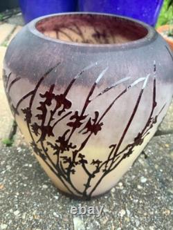 Vase en verre camée améthyste et beige, gravé à l’acide et taillé, à décor d’arbres, hauteur 7 pouces, style Art nouveau