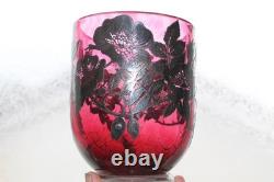 Vase en verre cranberry Laugharne avec décor en argent
