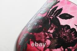 Vase en verre cranberry Laugharne avec décor en argent