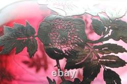 Vase en verre cranberry Laugharne avec décor en argent