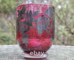 Vase en verre cranberry Laugharne avec décor en argent