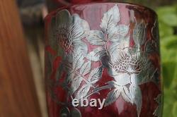 Vase en verre cranberry Laugharne avec décor en argent