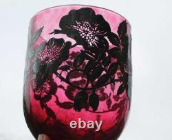 Vase en verre cranberry Laugharne avec décor en argent