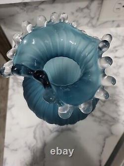 Vase en verre créatif avec un design d'ouverture en vague de couleur bleue