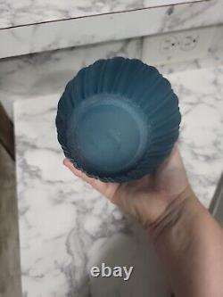 Vase en verre créatif avec un design d'ouverture en vague de couleur bleue