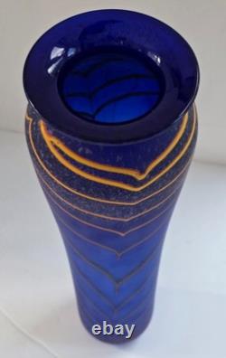 Vase en verre d’art British Studio de Will Shakspeare, bleu, avec motif filé jaune, 35 cm
