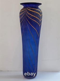 Vase en verre d’art British Studio de Will Shakspeare, bleu, avec motif filé jaune, 35 cm