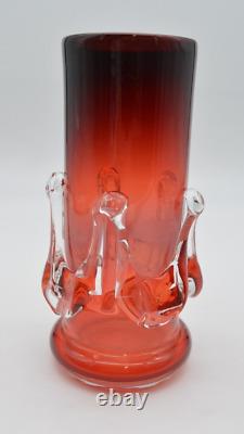 Vase en verre d'art, Jerzy Sluczan-Orkusz années 1970, rigaree transparente, ombre rouge, polonais.