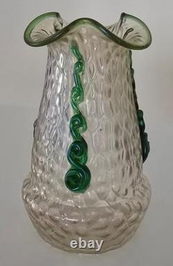 Vase en verre d'art Kralik Martele Art Nouveau avec décoration appliquée en rigaree verte vers 1900