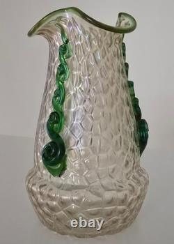 Vase en verre d'art Kralik Martele Art Nouveau avec décoration appliquée en rigaree verte vers 1900