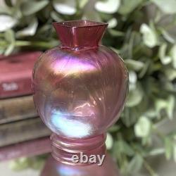 Vase en verre d'art Loetz Kralik vintage rouge irisé rond avec un haut carré de 4 pouces de hauteur