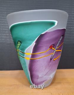 Vase en verre d'art MCM 8 de James R Wilbat, art abstrait soufflé à la main, signé.