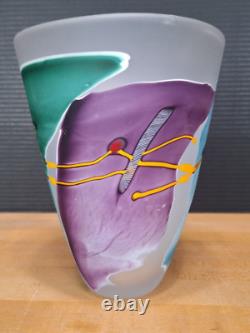 Vase en verre d'art MCM 8 de James R Wilbat, art abstrait soufflé à la main, signé.