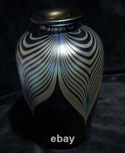Vase en verre d'art Stuart Abelman à plume étirée iridescente de 9 pouces de hauteur, 1985.