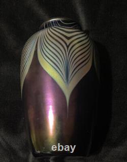 Vase en verre d'art Stuart Abelman à plume étirée iridescente de 9 pouces de hauteur, 1985.