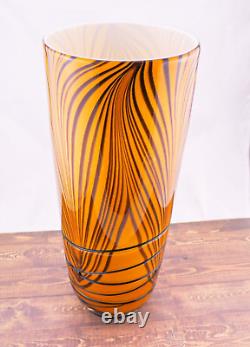 Vase en verre d'art à rayures tigrées orange et noires soufflé à la main, style Murano, 13-7/8 pouces