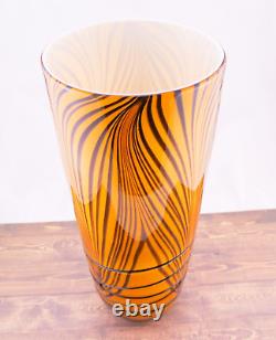 Vase en verre d'art à rayures tigrées orange et noires soufflé à la main, style Murano, 13-7/8 pouces