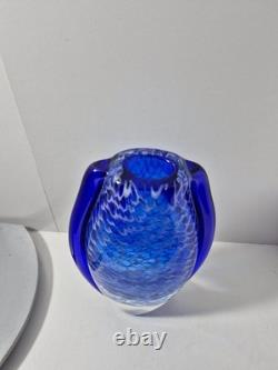 Vase en verre d’art bleu et blanc soufflé à la main, motif filet, bord évasé bleu, verre d’atelier