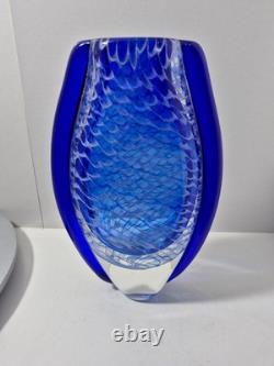 Vase en verre d’art bleu et blanc soufflé à la main, motif filet, bord évasé bleu, verre d’atelier