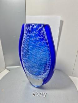 Vase en verre d’art bleu et blanc soufflé à la main, motif filet, bord évasé bleu, verre d’atelier