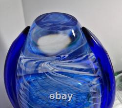 Vase en verre d’art bleu et blanc soufflé à la main, motif filet, bord évasé bleu, verre d’atelier