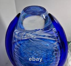 Vase en verre d’art bleu et blanc soufflé à la main, motif filet, bord évasé bleu, verre d’atelier
