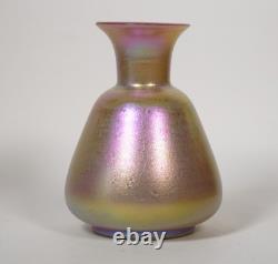 Vase en verre d'art chypriote irisé rose, sans signature. Première moitié du 20e siècle.