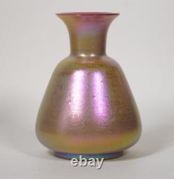 Vase en verre d'art chypriote irisé rose, sans signature. Première moitié du 20e siècle.