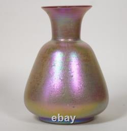 Vase en verre d'art chypriote irisé rose, sans signature. Première moitié du 20e siècle.