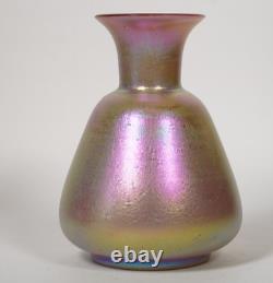 Vase en verre d'art chypriote irisé rose, sans signature. Première moitié du 20e siècle.
