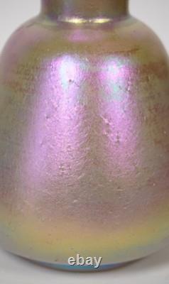 Vase en verre d'art chypriote irisé rose, sans signature. Première moitié du 20e siècle. Vase en verre d'art chypriote irisé rose, sans signature. Première moitié du 20e siècle.