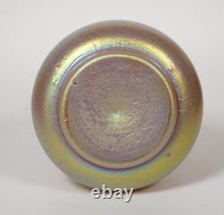 Vase en verre d'art chypriote irisé rose, sans signature. Première moitié du 20e siècle.